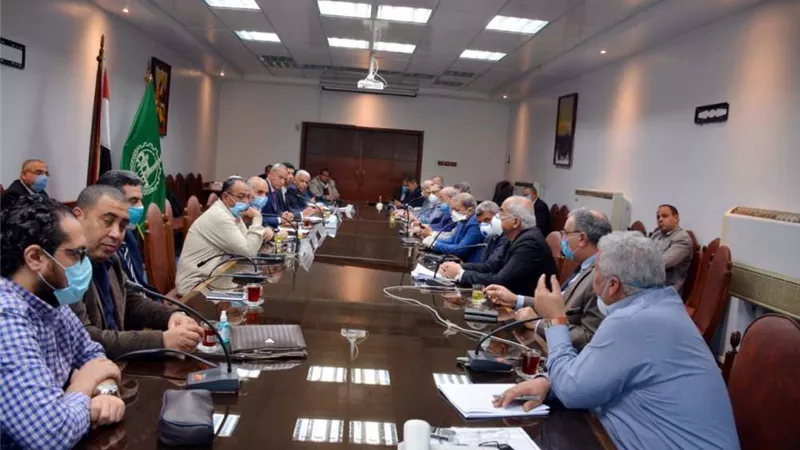 محافظ القليوبية يجتمع برؤساء شركات البترول والإنتاج الحربي