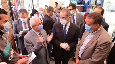 محافظ المنوفية يتفقد مستشفى الباجور العام ويقرر صرف مكافأة مالية للأطقم الطبية