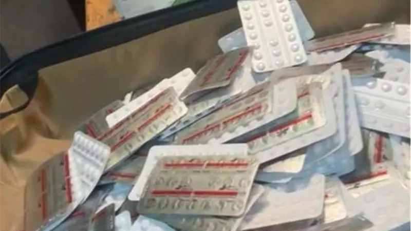 ضبط محاولتى تهريب حشيش وأقراص ترامادول مخدر بمطار القاهرة.. تفاصيل