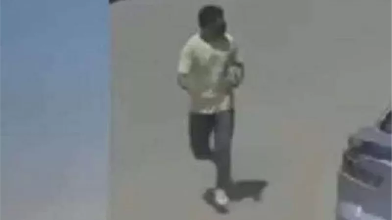 هل شريك في الجريمة؟.. تعرف على حقيقة شخص مجهول كان بصحبة محمد عادل قبل قتل نيرة أشرف (فيديو)