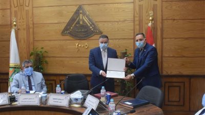 جامعة بنها تكرم الفريق الطبي المشارك في مستشفى العزل بقها