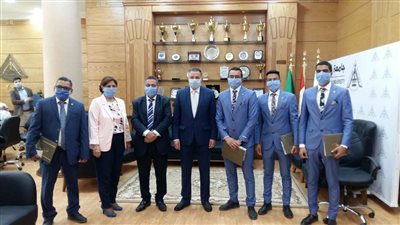 تكريم فريق عمل تصميم أول بوابة للتعقيم الإلكترونى بالمستشفيات الجامعية ببنها
