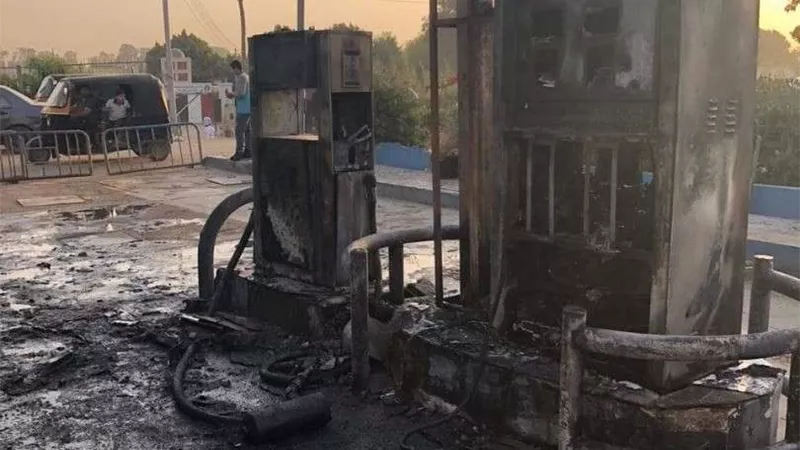 الدفع بـ 4 سيارات إطفاء للسيطرة على حريق بمحطة بنزين بالقناطر