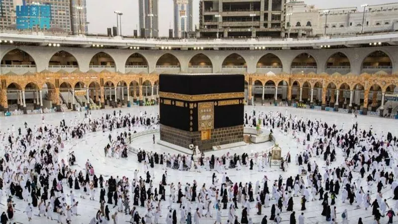 حجاج بيت الله الحرام يؤدون طواف الوداع