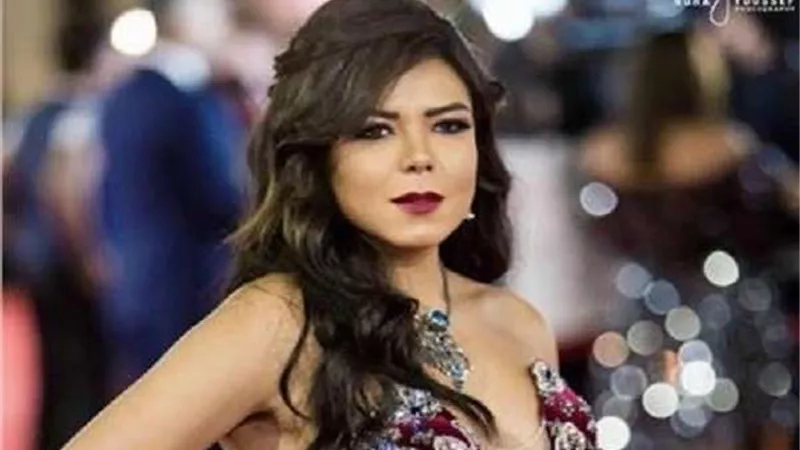 ببيجامة العيد.. قبلة ناهد السباعي لوالدتها في أحدث ظهور لها (صور)