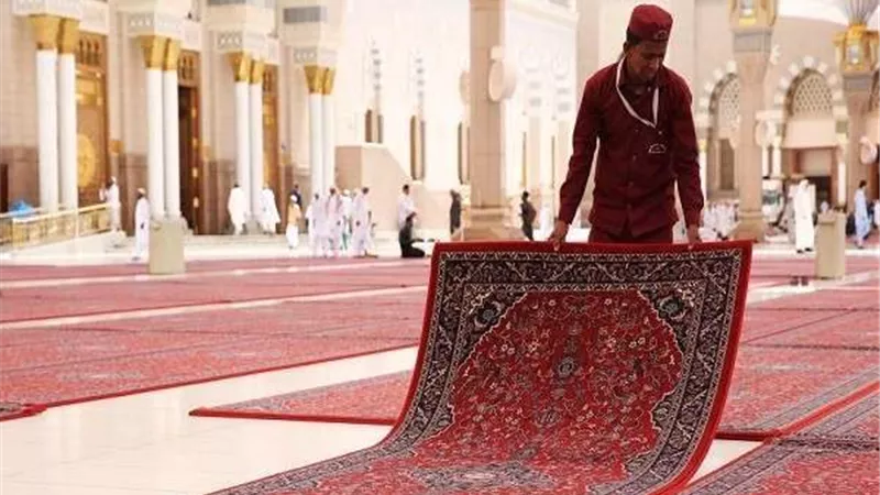 الملك سلمان يصدر أمرًا ملكيًا بشأن إقامة صلاة التراويح في الحرمين
