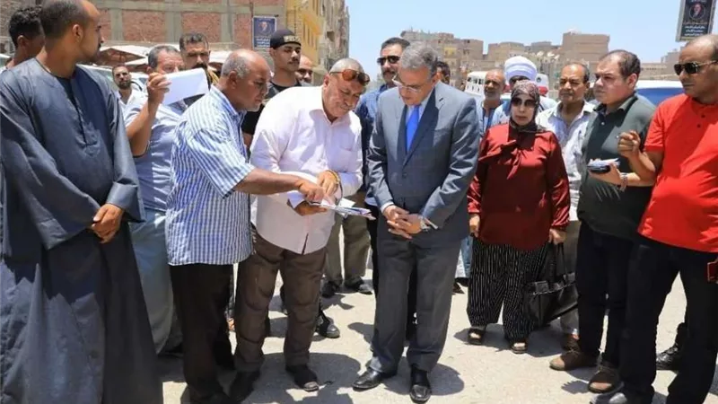 محافظ سوهاج يتفقد موقف دار السلام وساقلتة بمدينة ناصر