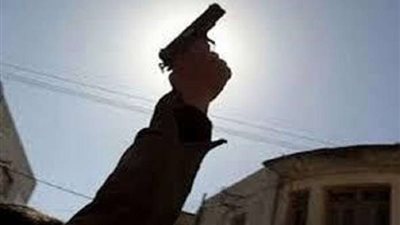 خلاف على الجيرة تنتهي بإصابة 3 أشخاص بطلق ناري في قنا