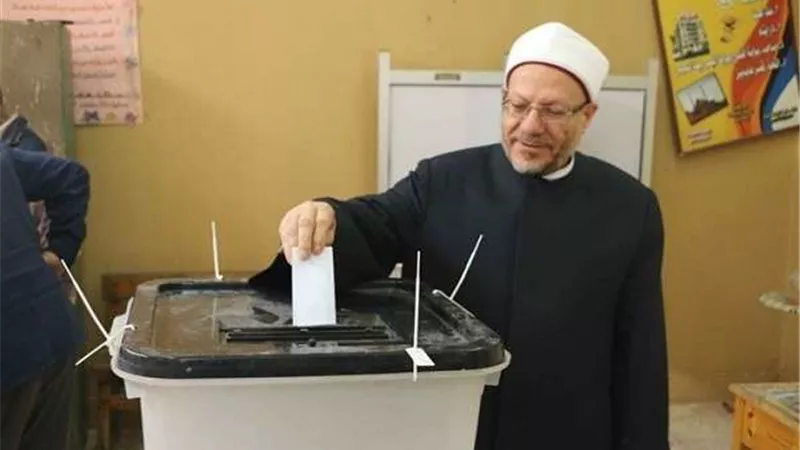هل من يصلي بالمنزل يأخذ أجر الجماعة؟.. المفتي يجيب
