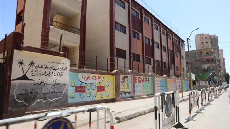 ضبط طالب أثناء تصوير امتحان التاريخ وإرساله لأحد المدرسين بالبحيرة