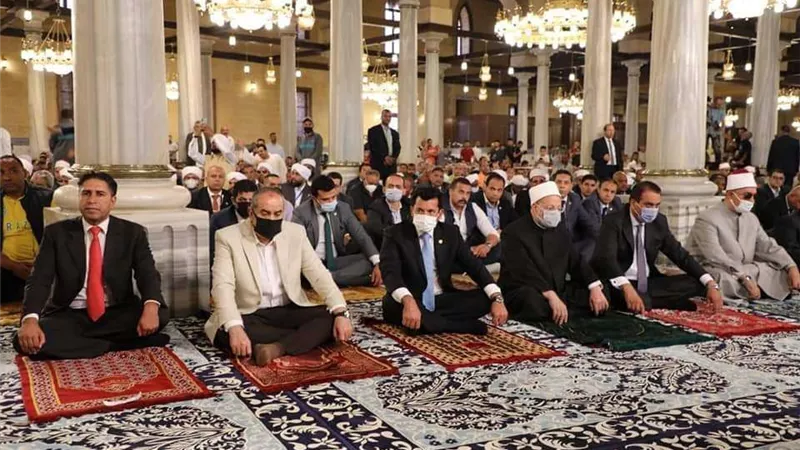 وزير التنمية المحلية يؤدي شعائر صلاة الجمعة بمسجد الحسين بمناسبة العيد القومي لمحافظة القاهرة