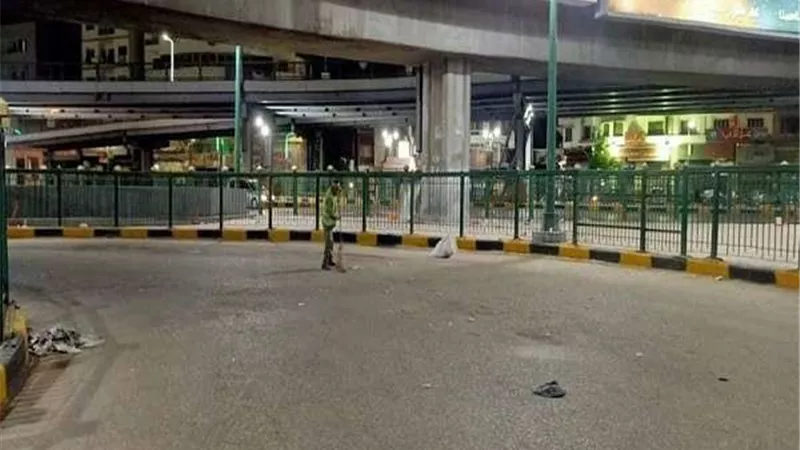 استمرار أعمال النظافة اليومية بمحيط ميدان الجيزه وشارع الجامعة (صور)
