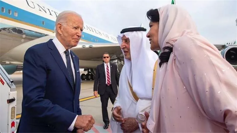 ولي العهد السعودي يستقبل الزعماء العرب في جدة ويتجاهل بايدن.. شاهد السبب ( فيديو)