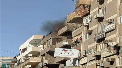 نشوب حريق في مخلفات أعلى سطح عقار سكني بمنطقة الدقي