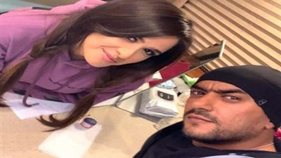 معجبة تغازل أحمد العوضي وياسمين عبد العزيز تتدخل