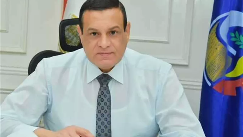 محافظ البحيرة يتأكد بنفسة من عدم استغلال السائقين لإجراءات زيادة أسعار الوقود والمغالاة فى الأجرة