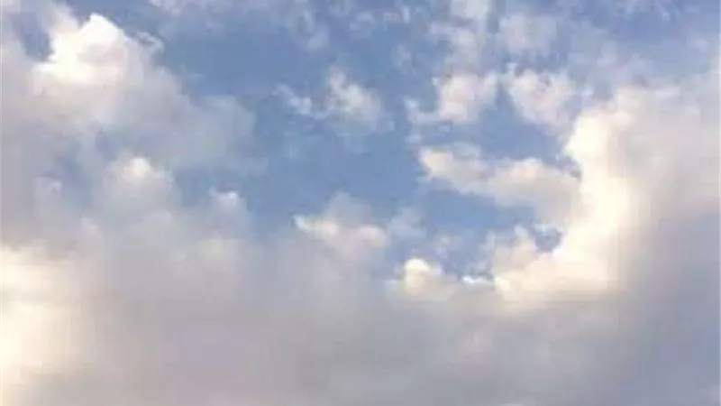 من الحجر الغربي.. غطاء سحابي يغطي سماء سلطنة عمان