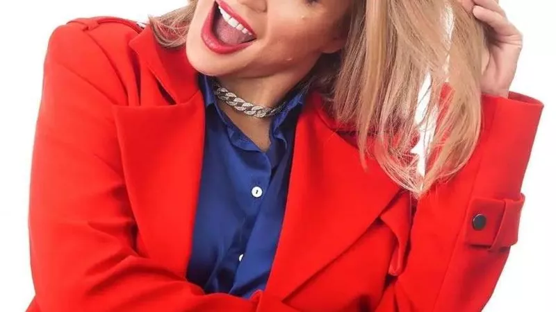شيرين رضا بالأحمر: الابتسامة العريضة أفضل تعبير يمكنك استخدامه