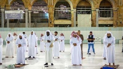 شاهد.. الصلاة داخل الحرم المكي في ظل إجراءات التباعد الاجتماعي