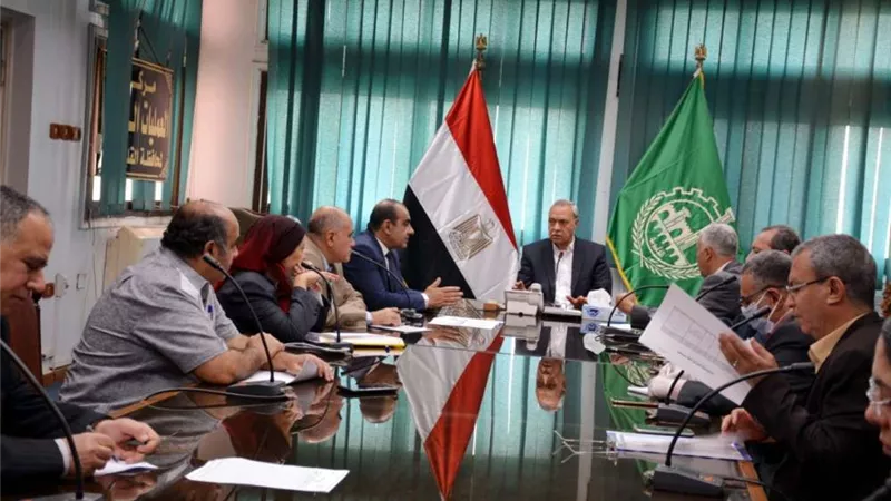 محافظ القليوبية يناقش أعمال تطوير كورنيش ممشى بنها