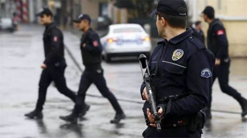 الجزيرة تخفي الواقعة.. شرطة أردوغان تقتل سوريًا لمخالفته حظر التجول