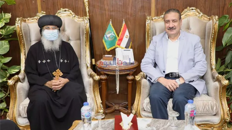 محافظ المنوفية يستقبل الأنبا مكسيموس أسقف بنها وقويسنا لتقديم التهنئة
