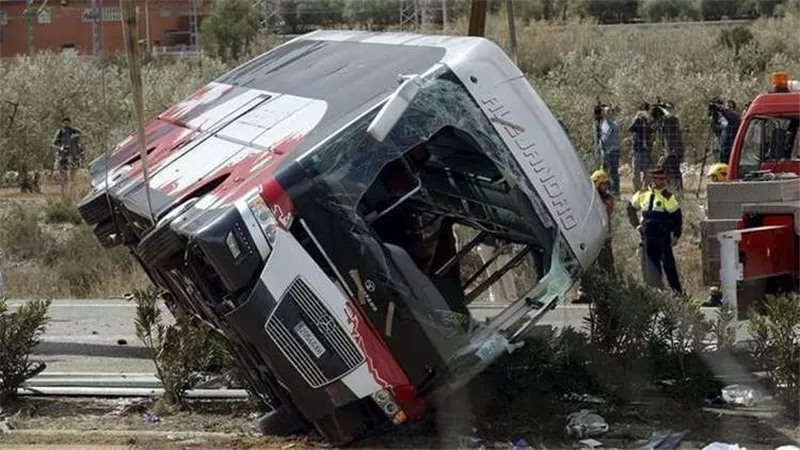 مصرع شاب فى حادث تصادم سيارتين بطريق زفتى