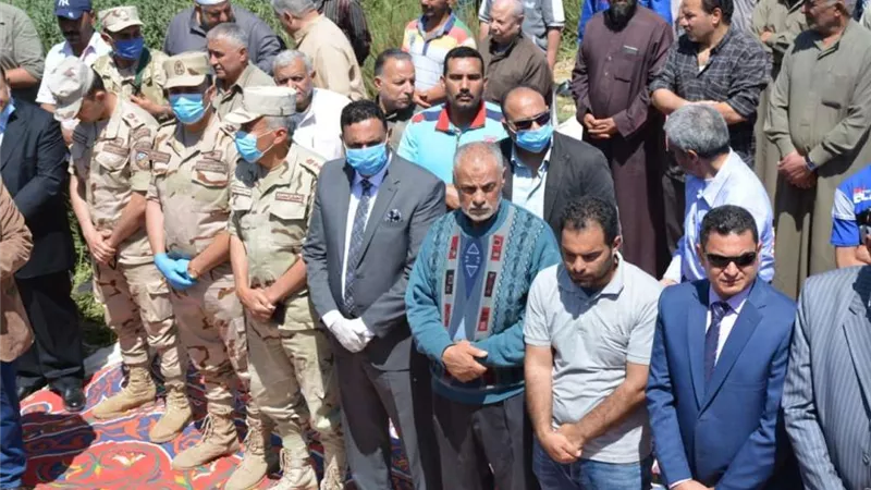 محافظ الدقهلية يقدم واجب العزاء في شهيد الوطن بشربين