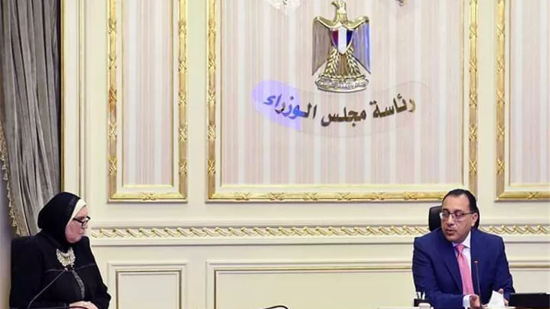 رئيس الوزراء يتابع موقف توصيل المرافق للمناطق والمجمعات الصناعية