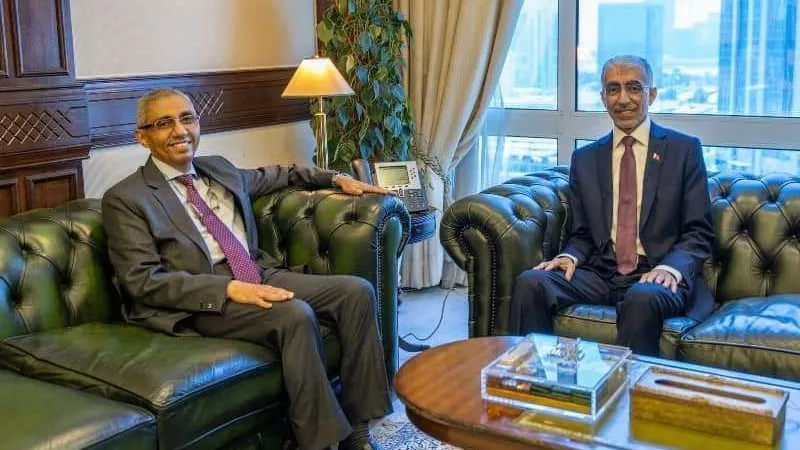 سفير مصر في المنامة يلتقي وزير الأشغال البحريني
