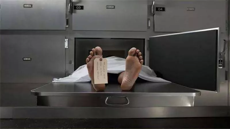 سيدة تحاول أخذ بصمة شقيقتها المتوفاة داخل ثلاجة الموتي بمستشفي المنصورة