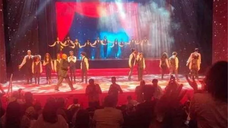 في إفتتاح القومي للمسرح.. وزيرة الثقافة تقف تحية لعرض 