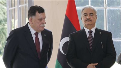 شاهد.. الصورة الأولى من لقاء السراج وحفتر في أبوظبي
