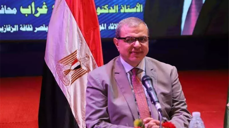 وزير القوة العاملة يسلم 100 عقد عمل لـ