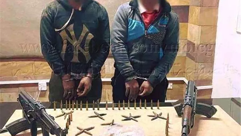 ضبط اثنين بالجيزة بحوزتهما 2 بندقية آلية و 250 جرام هيروين