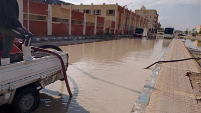 أمطارغزيرة تضرب عدة مناطق بالإمارات والحكومة تدفع بفرق الإنقاذ.. فيديو