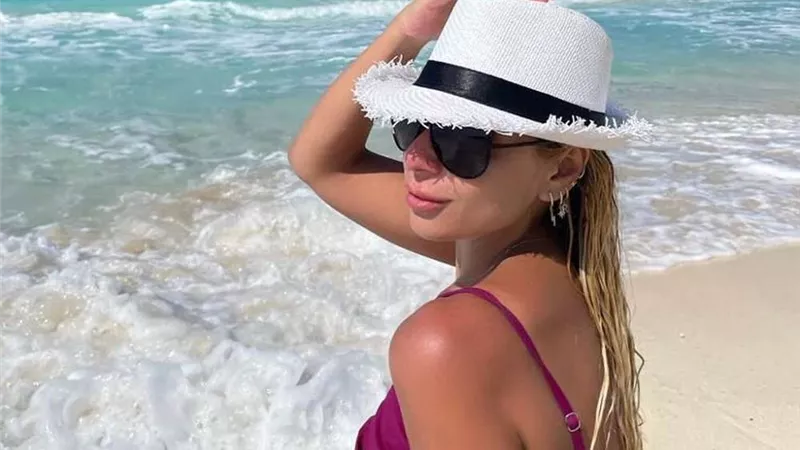 على شاطئ البحر.. ريم البارودي تلفت الأنظار بصورة مثيرة للجدل