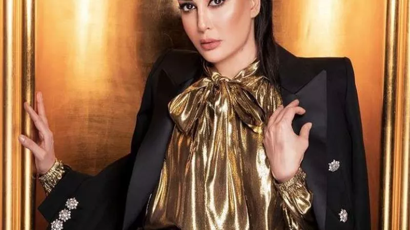 بالأبيض والأسود والشعر والويفي.. غادة عبد الرازق تثير الجدل بهذه الصورة