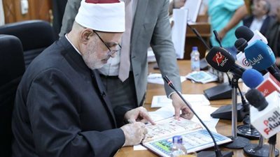 وكيل الأزهر يعلن أسماء العشرة الأوائل على القسم الأدبي وسط تفوق الفتيات