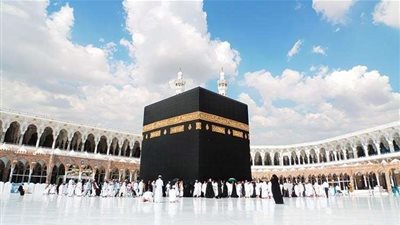 شؤون الحرمين الشريفين ترفع كسوة الكعبة المشرفة لاستبدالها