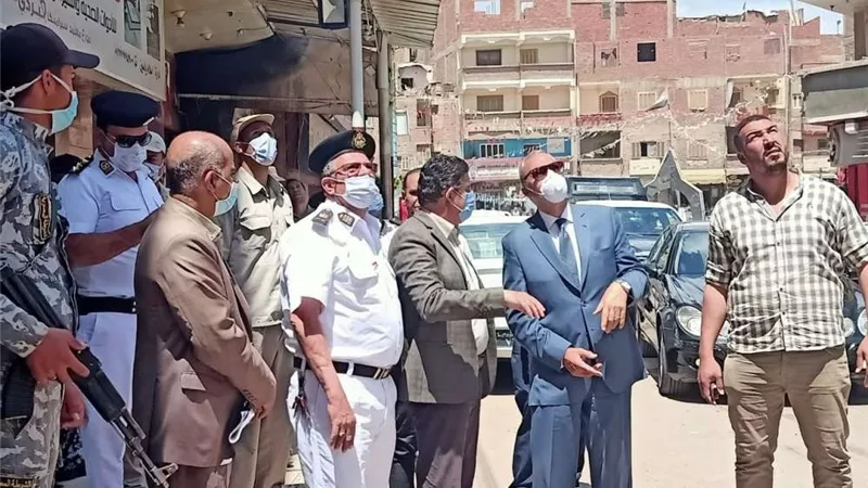 محافظ القليوبية يشرف على إزالة أدوار مخالفة ببرج سكني بطوخ