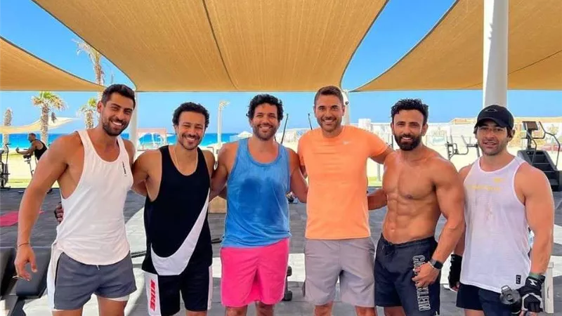 برفقة زملاءه في الوسط الفني.. حسن الرداد ينشر صورا جديدة من الشاطئ