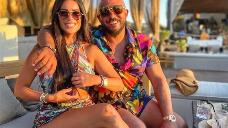 محمود العسيلي يستمتع بـ الإجازة الصيفية بصحبة زوجته