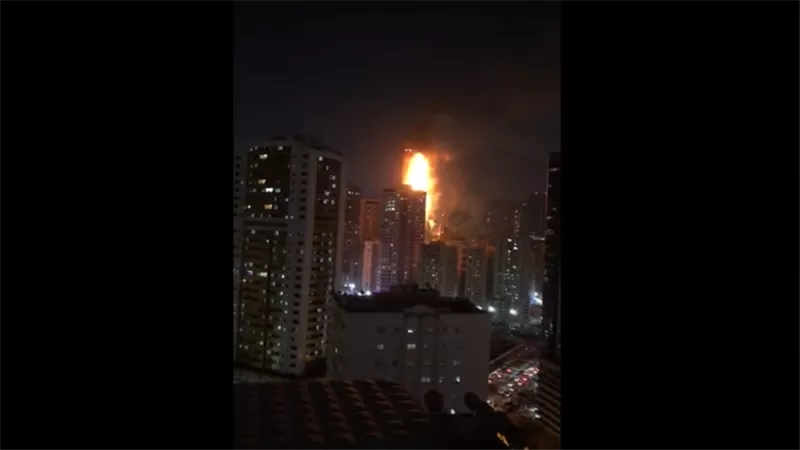 حريق هائل في برج سكني بمدينة شهيرة بدولة الإمارات العربية