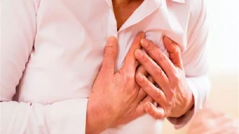 هل نغزات الصدر والنهجان دليل على حدوث الجلطات؟.. حسام موافي يجيب| فيديو