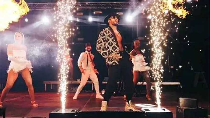 محمد رمضان يشعل اليونان بحفل جماهيري كامل العدد (صور)