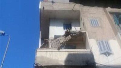 مصرع شخص وإصابة نجله في سقوط شرفة أحد العقارات بالإسكندرية