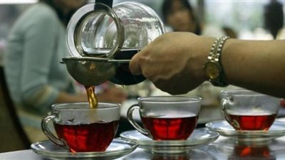 أبرزها يقليل قدرة امتصاص جسمك للماء.. مخاطر تناول الشاي المفرط