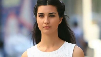 الممثلة التركية توبا بويوكستون تثير التساؤلات بإطلالتها الأخيرة