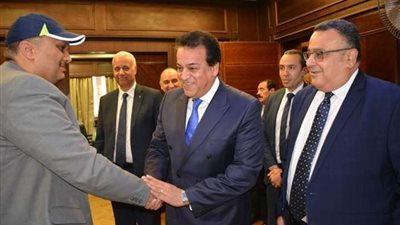 التعليم العالي توقع مذكرة تفاهم مع الجامعة الأمريكية لتوفير 30 منحة دراسية